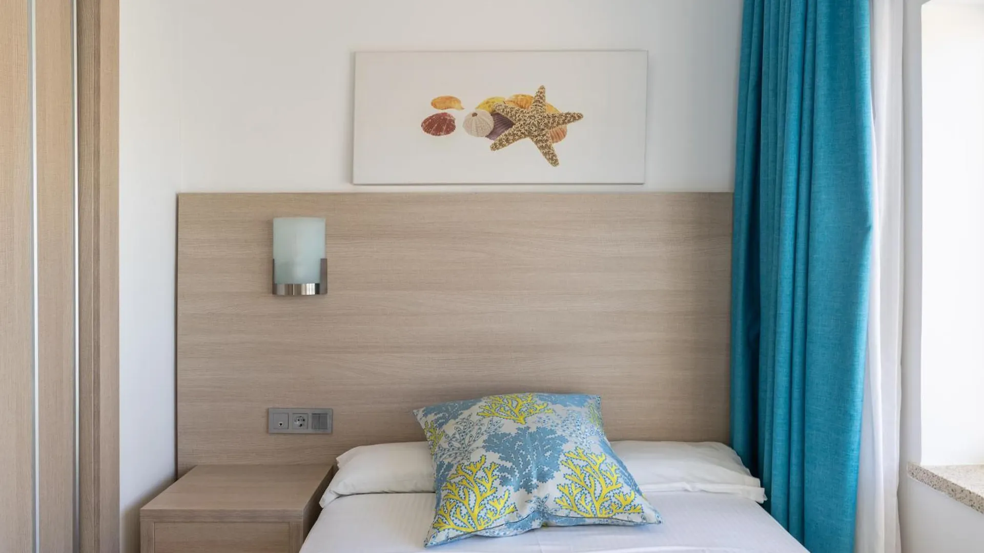 Guest house Hostal Neptuno Peguera